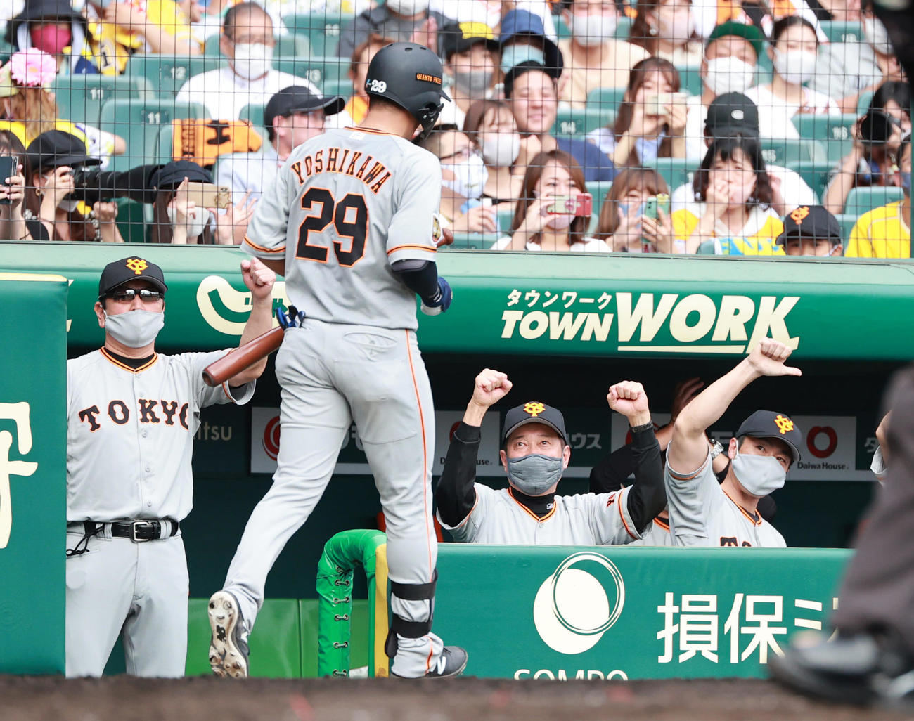 阪神対巨人　5回表巨人1死、右越え本塁打を放ち生還する吉川尚と出迎える原監督（撮影・清水貴仁）
