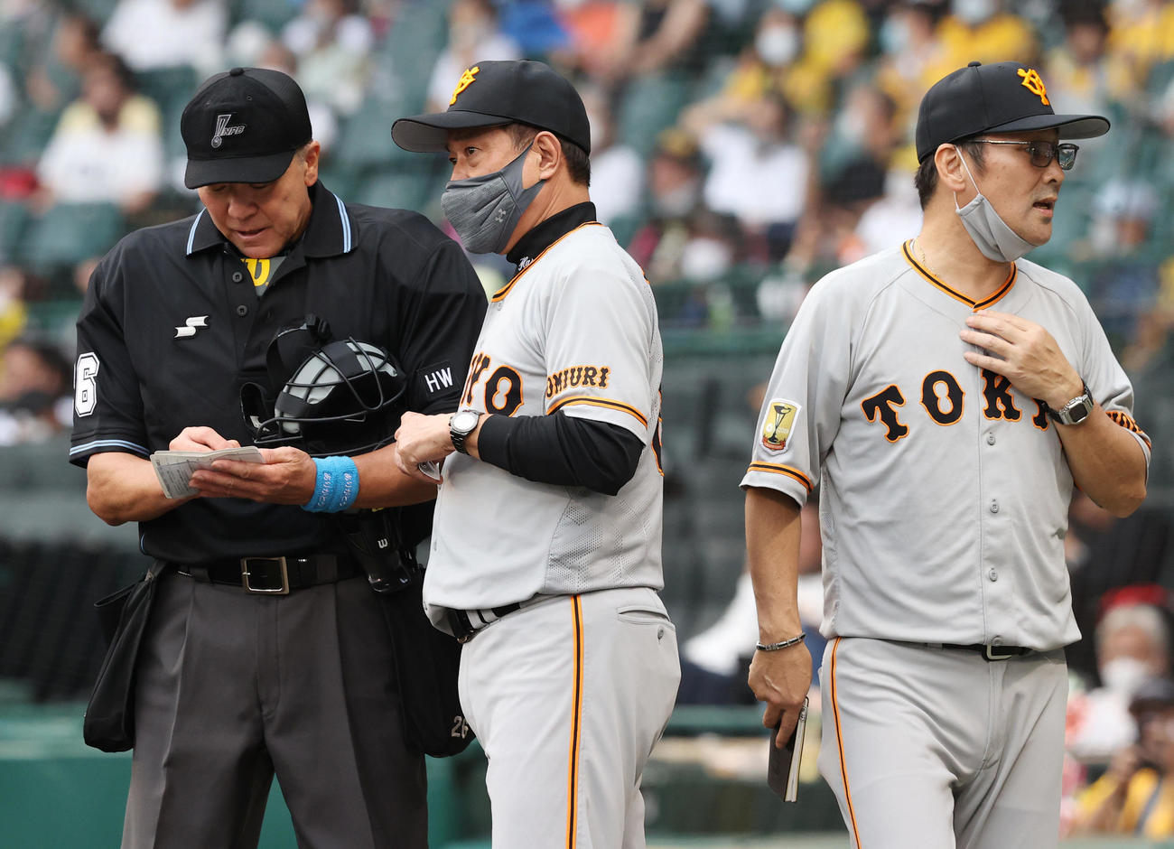 阪神対巨人　8回裏、選手交代を告げる巨人原監督（中央）と元木ヘッドコーチ（撮影・垰建太）