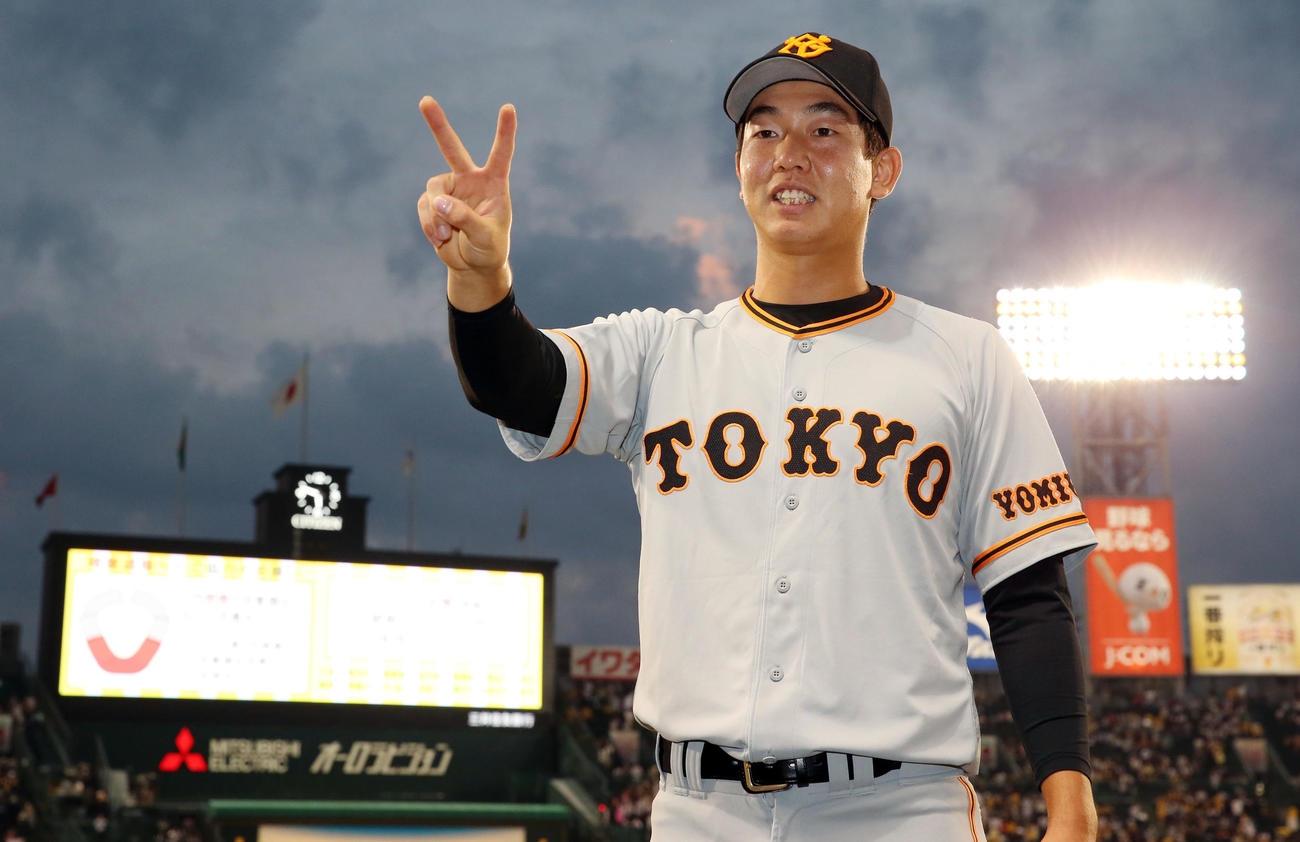 阪神対巨人　阪神に勝ち2勝目を挙げた巨人畠世周はピースで写真に納まる（撮影・垰建太）