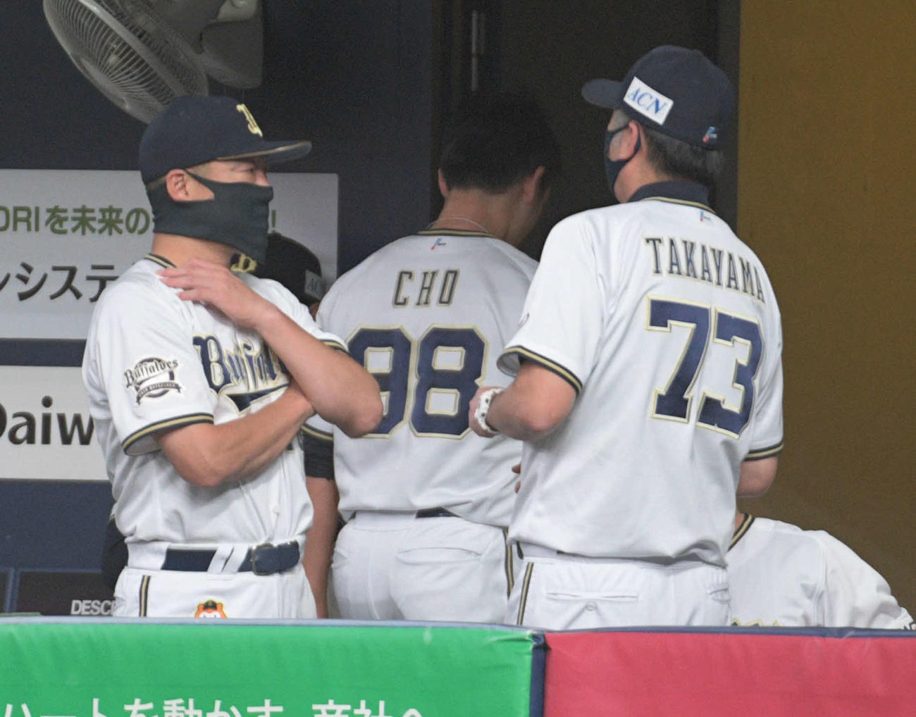 オリックス対楽天　1回表2死一、二塁、ロメロへの危険球で退場する張奕。手前は中嶋監督代行と高山コーチ（撮影・渦原淳）