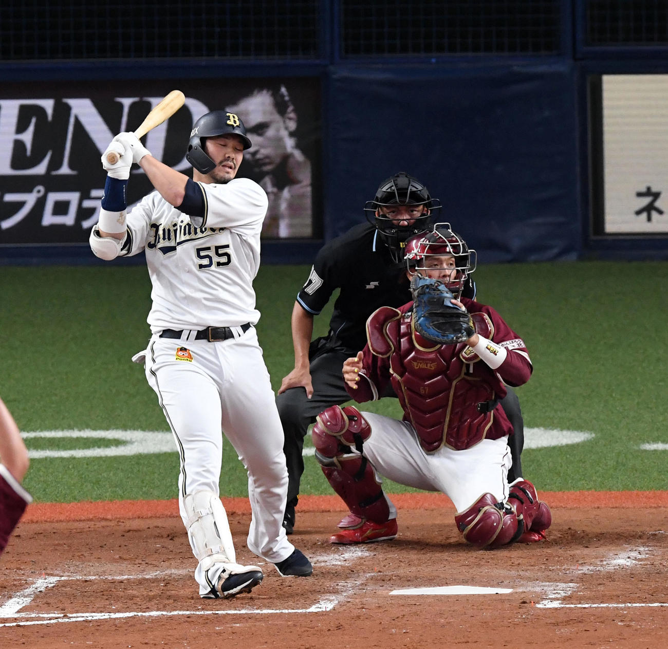 オリックス対楽天　3回裏オリックス1死満塁、T－岡田は空振りの三振に倒れる（撮影・前岡正明）