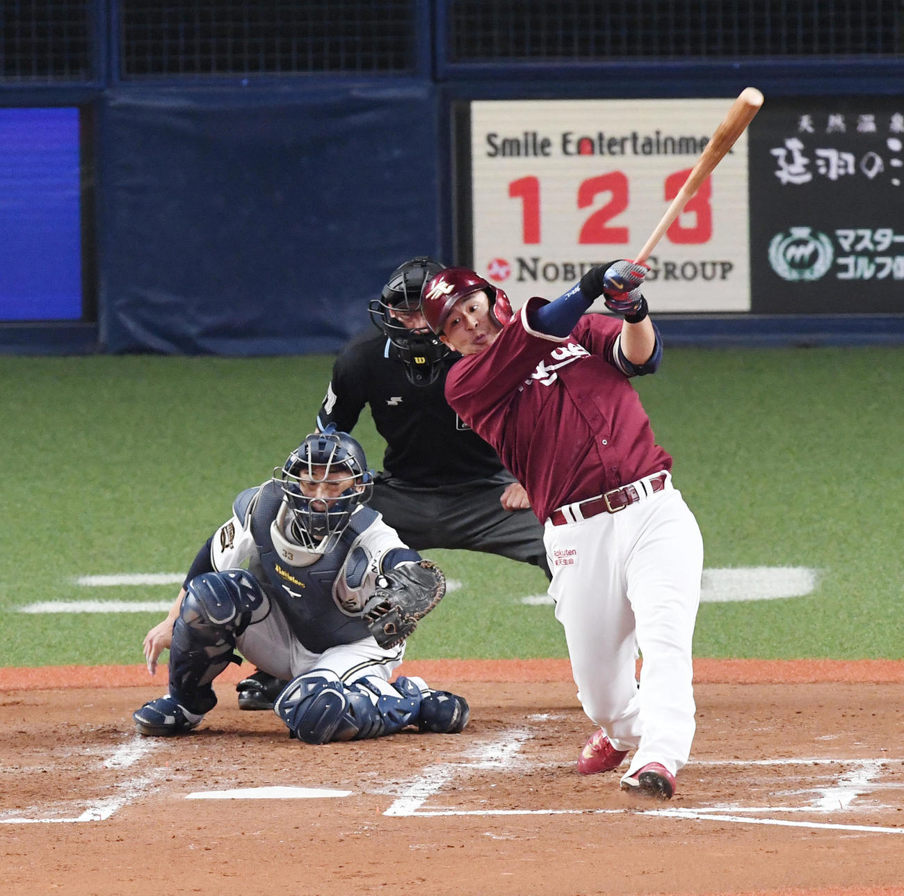 オリックス対楽天17回戦　3回表楽天1死一塁、浅村栄斗は左中間に2点本塁打を放つ（撮影・前岡正明）