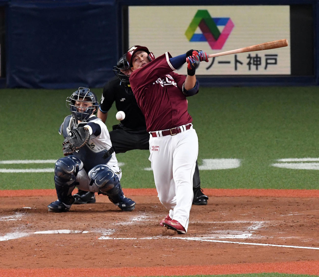 オリックス対楽天17回戦　4回表楽天2死一、三塁、浅村栄斗は三塁適時内野安打を放つ（撮影・前岡正明）