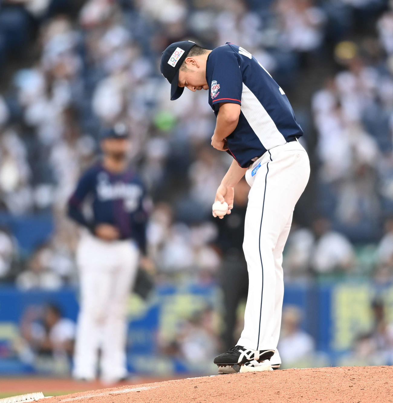 ロッテ対西武　6回裏ロッテ無死一、二塁、福田秀に右越え3点本塁打を浴びた後、下を向く宮川（撮影・鈴木みどり）