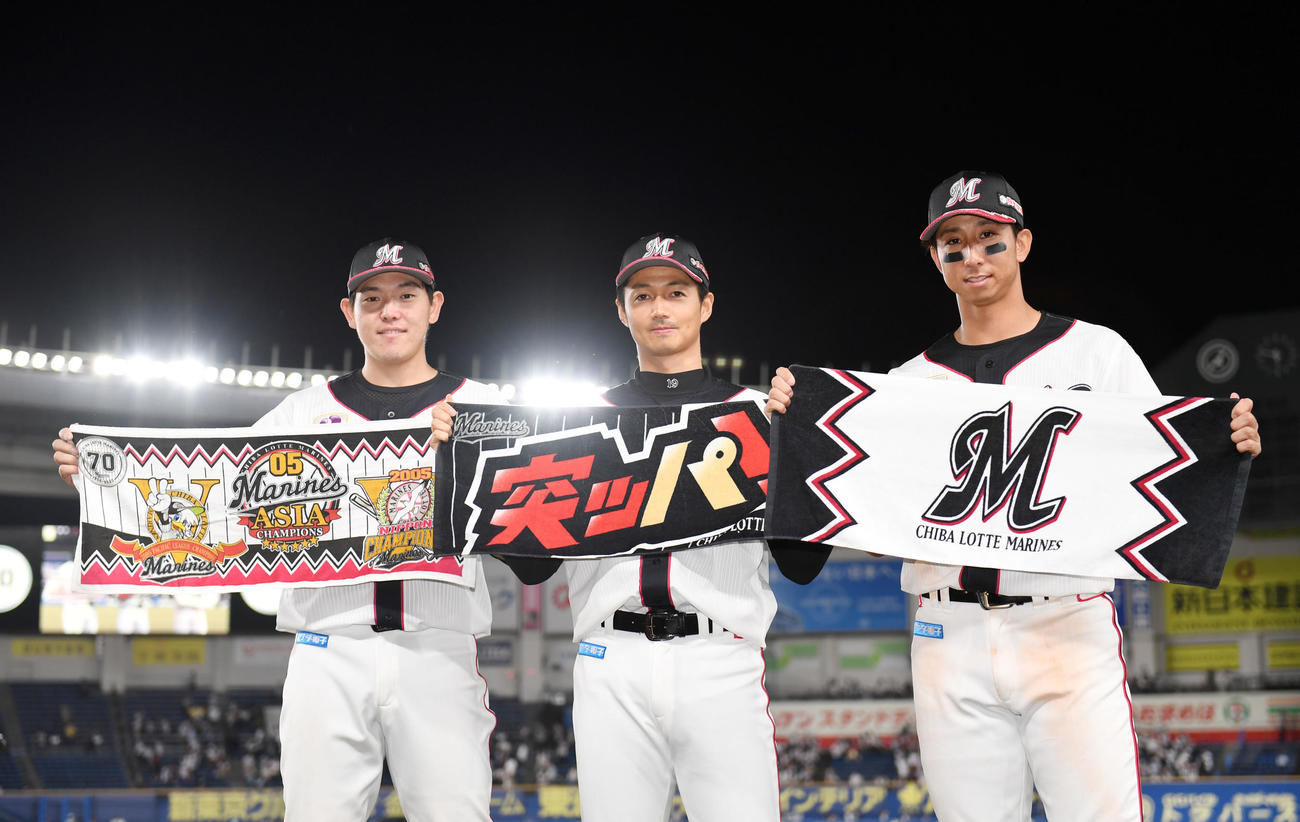 ロッテ対西武　笑顔タオルを掲げる、左からロッテ安田、唐川、福田秀（撮影・横山健太）