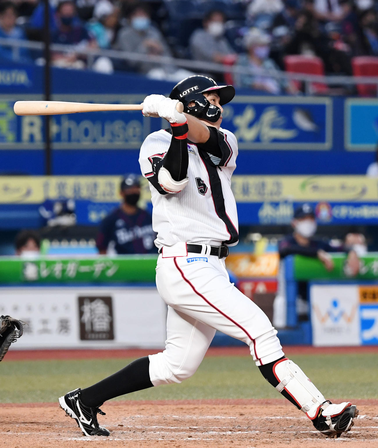 ロッテ対西武　7回裏ロッテ1死二、三塁、右中間へ3点本塁打を放つ安田（撮影・横山健太）
