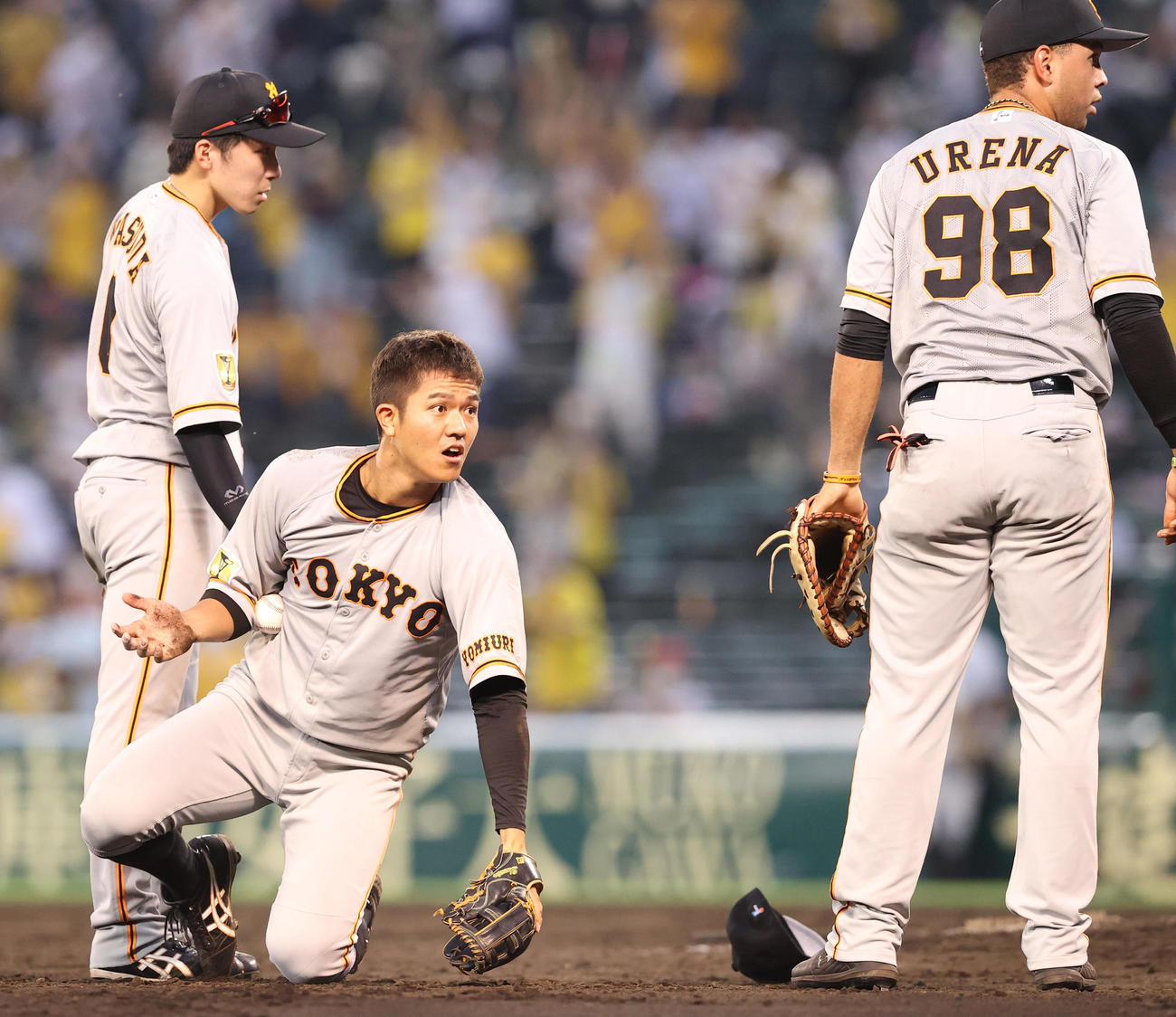 阪神対巨人　9回裏阪神2死、北條の飛球を追いかけ田中俊（左）はウレーニャと交錯するも体で受け止めた事をアピール（撮影・垰建太）