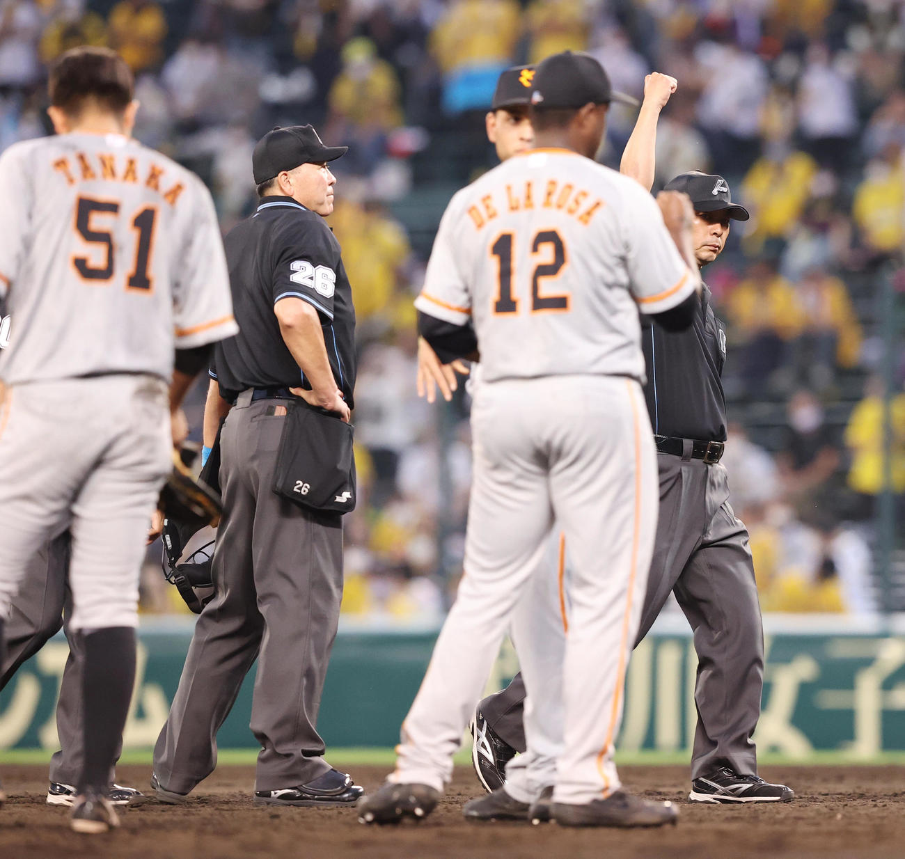 阪神対巨人　9回裏阪神2死、北條の飛球を田中俊が体で受け止めたプレーに関して審判団の話し合いの結果アウトとなりゲームセット（撮影・垰建太）