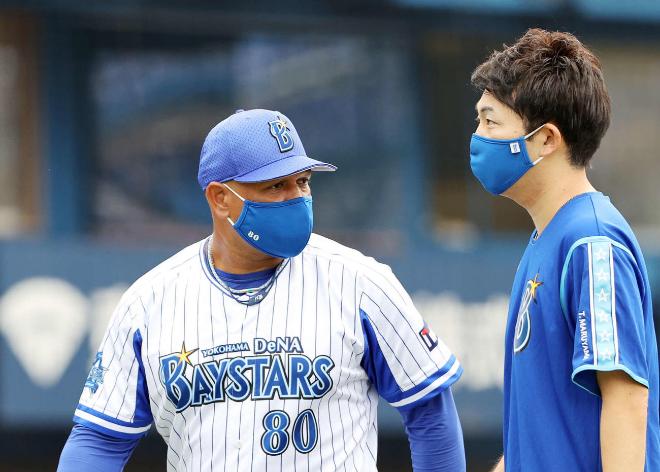 DeNA対中日　2回表、投手交代を告げるDeNAラミレス監督（撮影・鈴木正人）