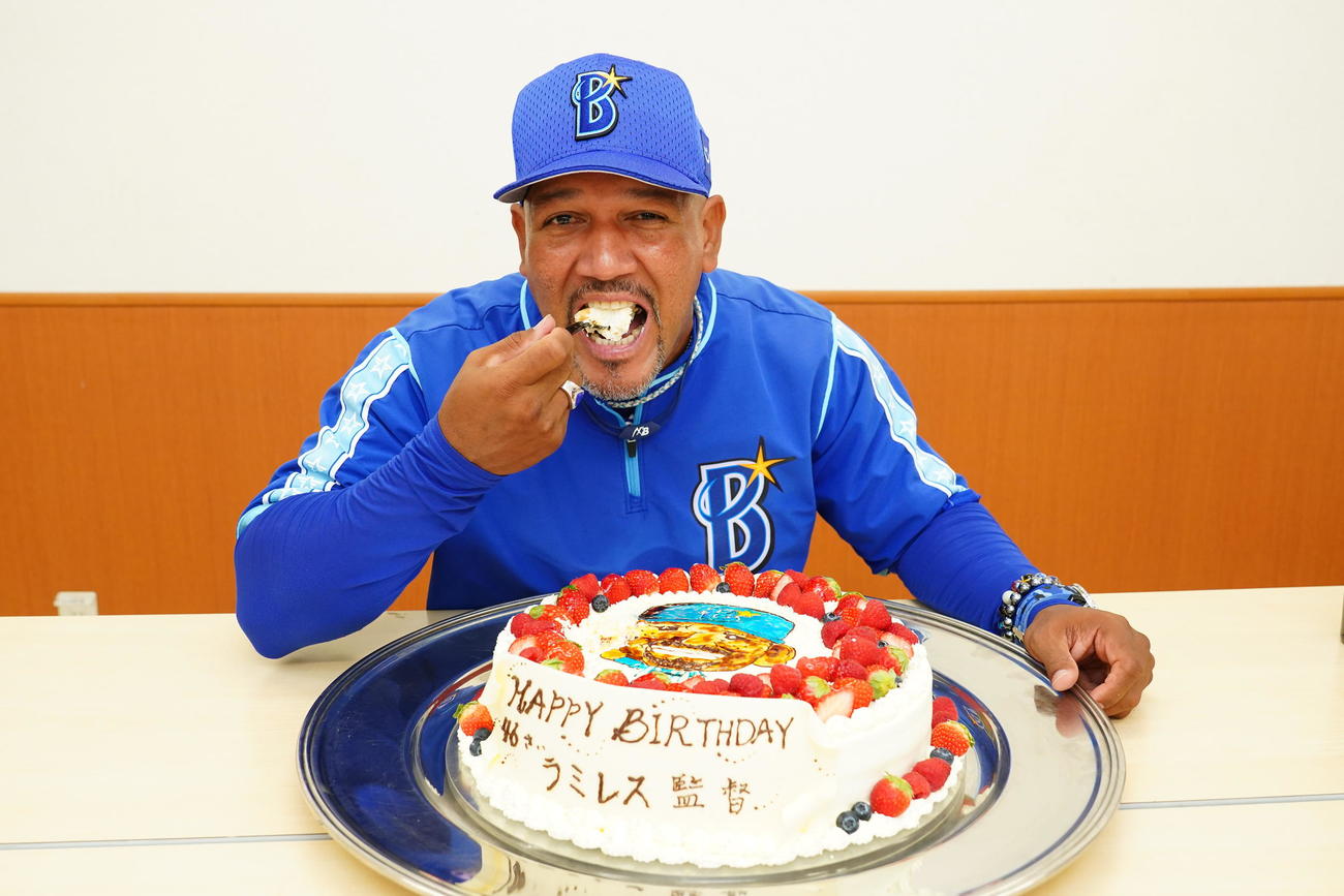 3日に46歳の誕生日を迎えたDeNAラミレス監督は、報道陣から贈られたバースデーケーキを食べる（球団提供）