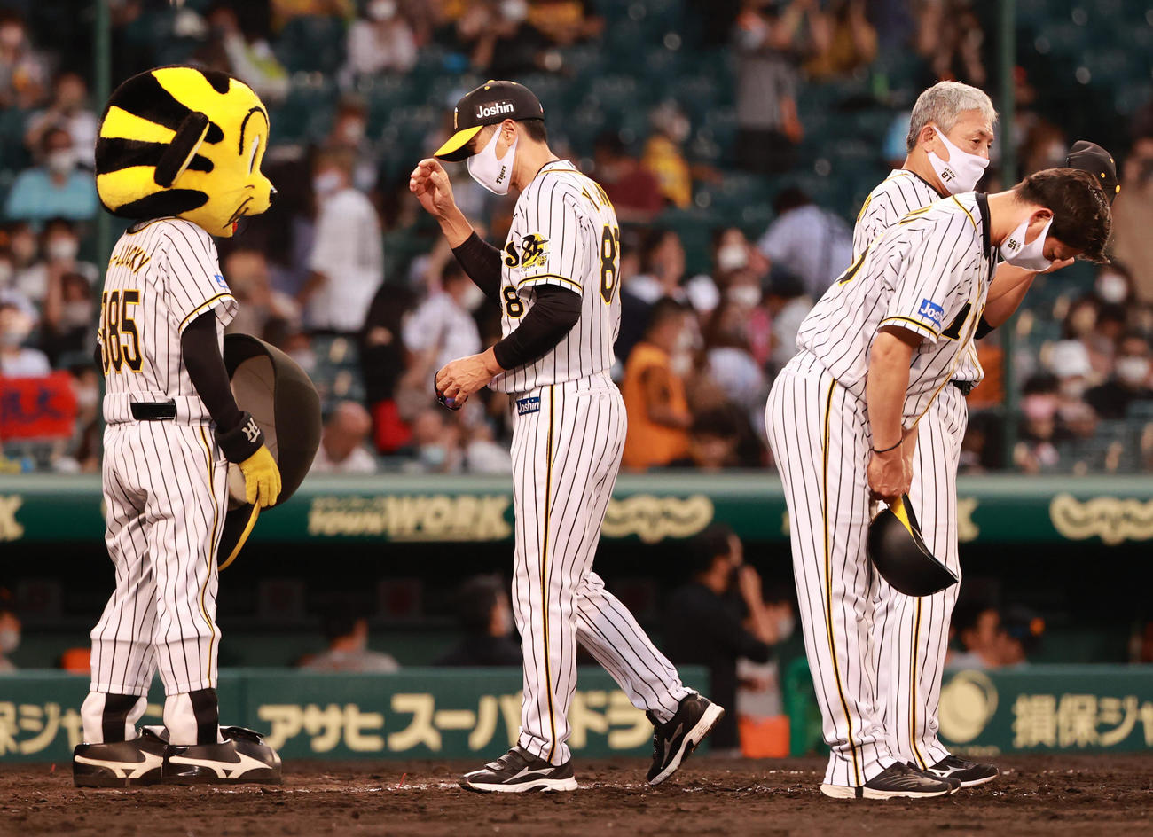 阪神対巨人　試合に敗れファンにあいさつする矢野監督（撮影・清水貴仁）