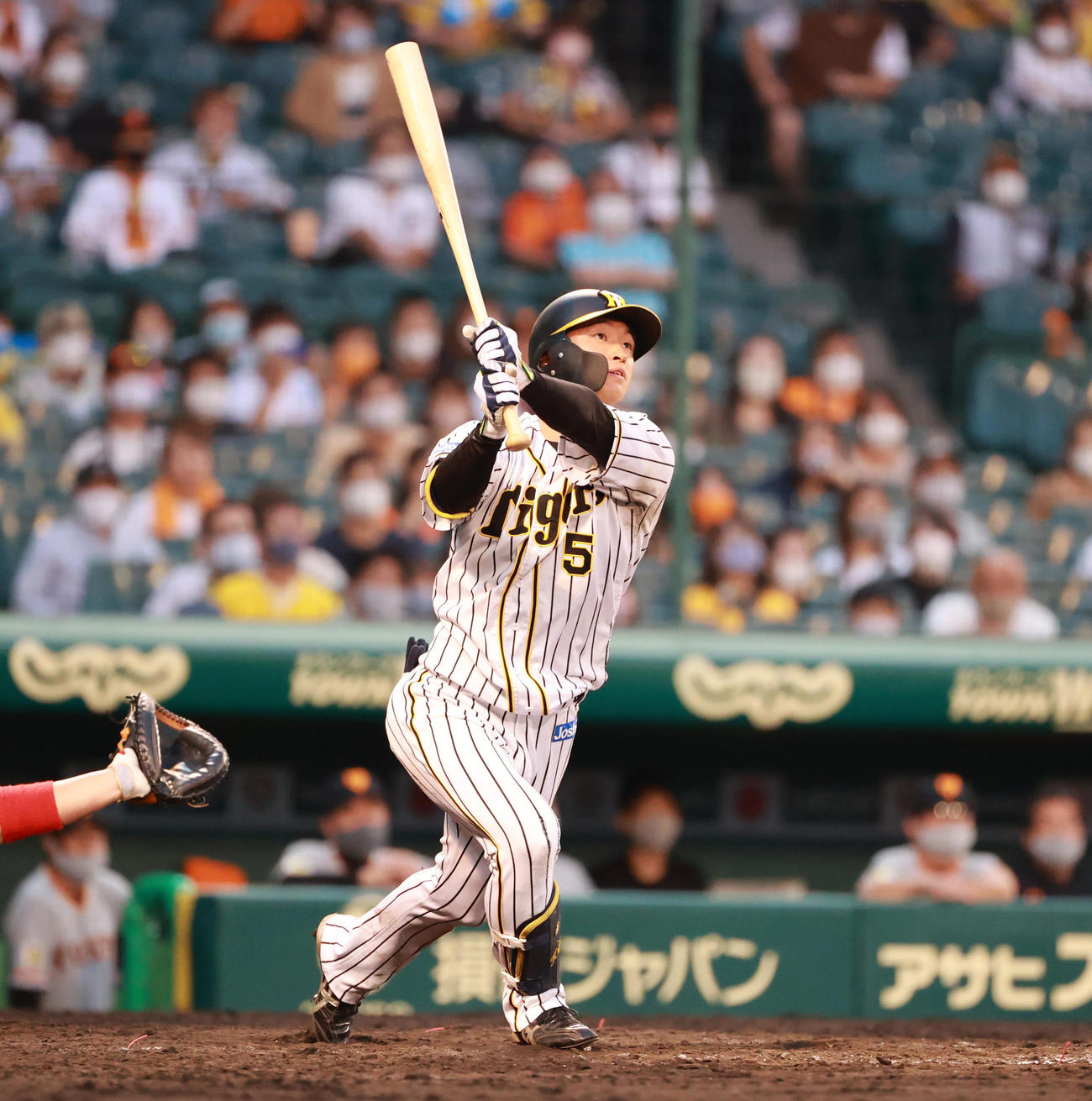 阪神対巨人　9回裏阪神2死二、三塁、近本は今季100安打目となる右越え3点本塁打を放つ（撮影・清水貴仁）