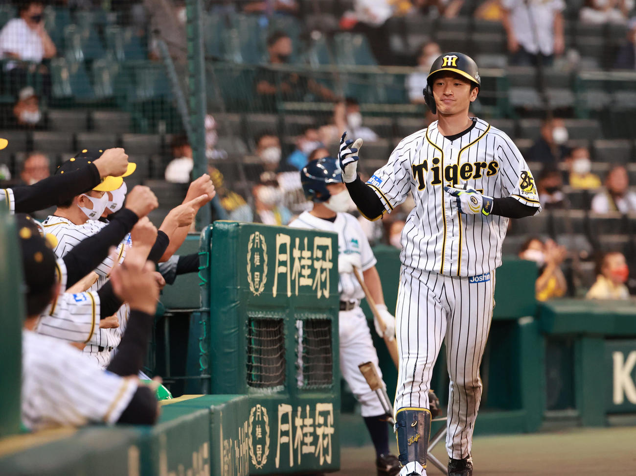 右越えの3点本塁打を放ち生還する近本光司（撮影・清水貴仁）