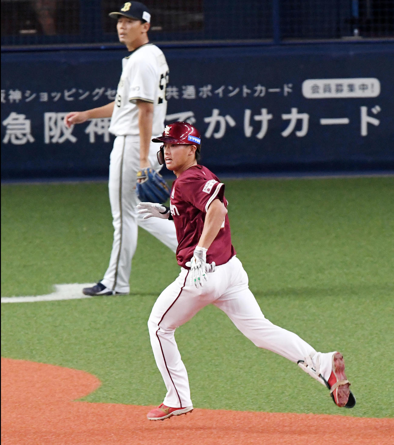 オリックス対楽天　5回表楽天2死、辰己はランニング本塁打を放つ。奥は金田（撮影・前岡正明）