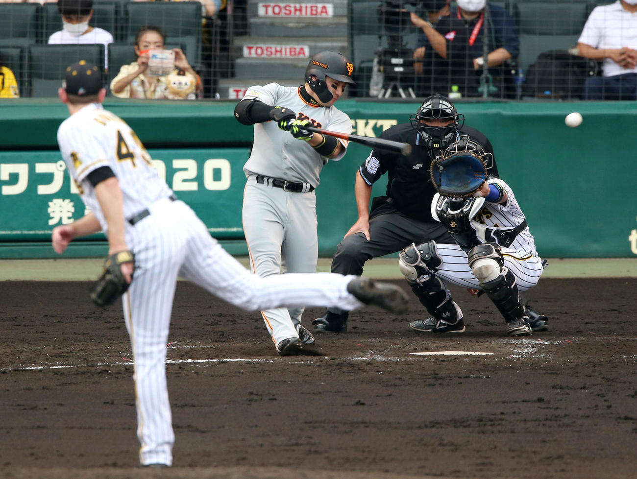阪神対巨人　4回表巨人1死三塁、丸は左に先制の適時二塁打を放つ（撮影・上山淳一）