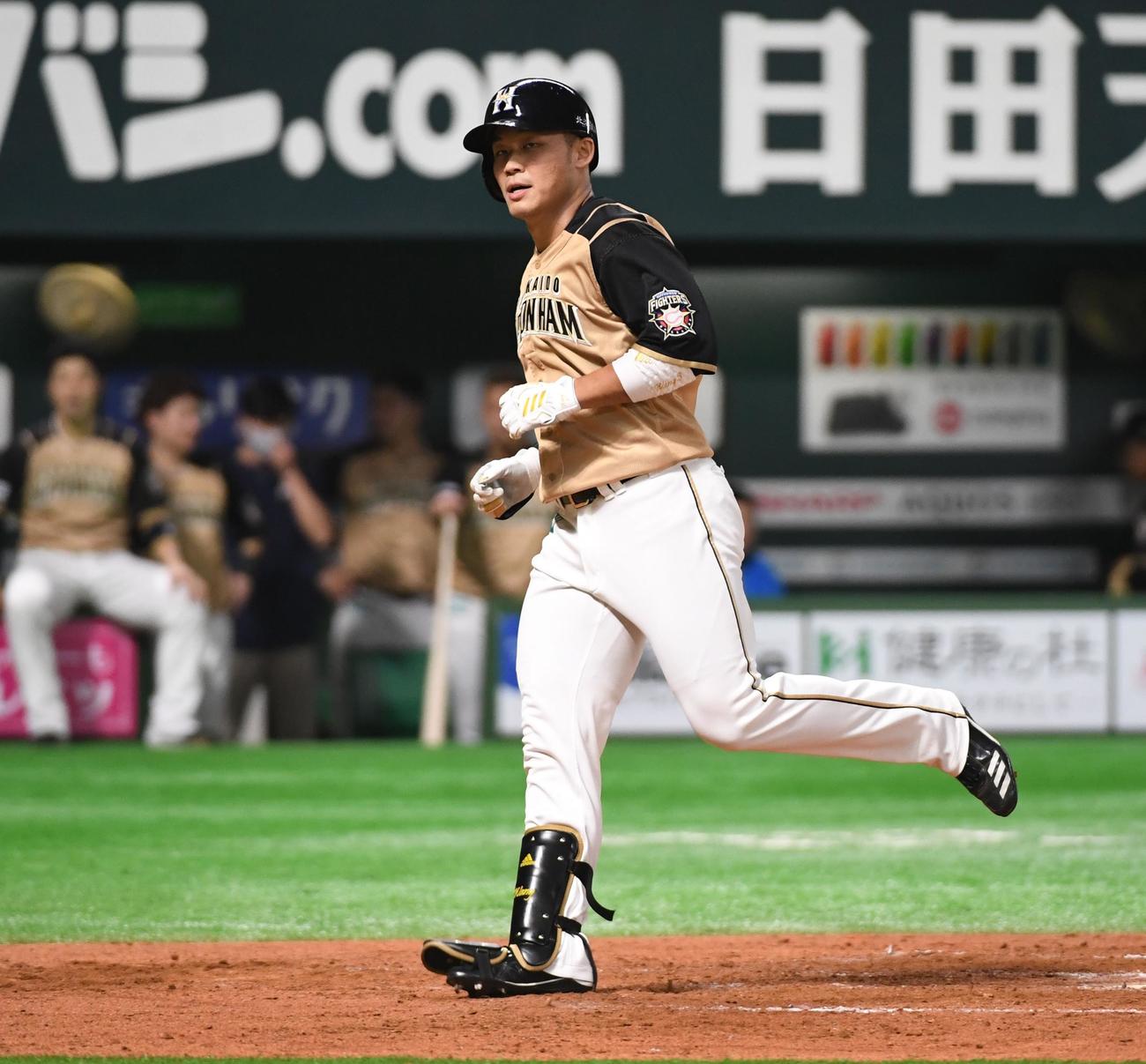 ソフトバンク対日本ハム　8回表日本ハム2死、代打王柏融は右中間にソロ本塁打を放ち生還する（撮影・今浪浩三）