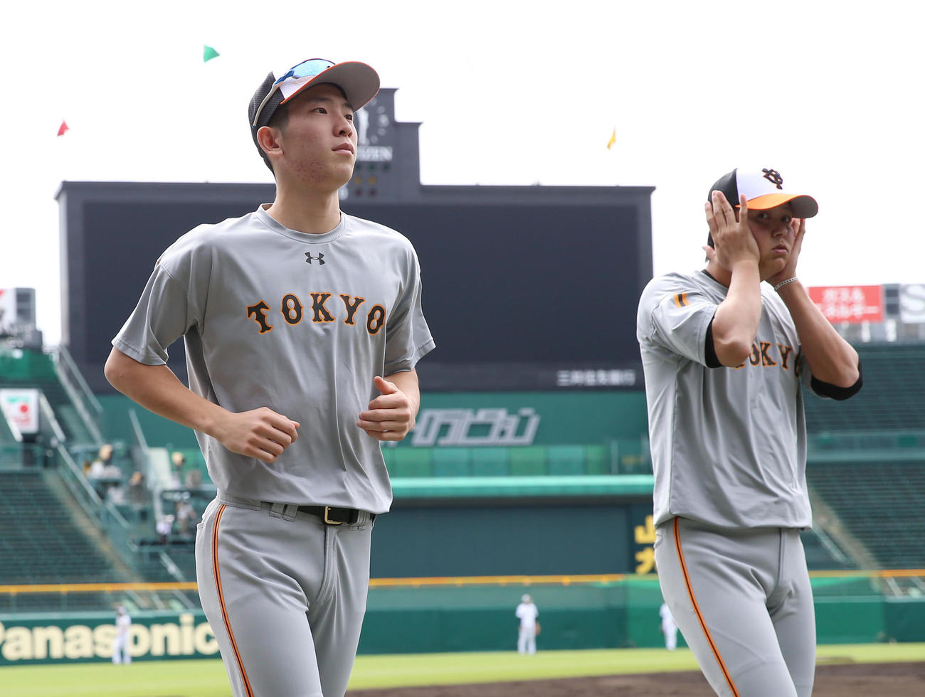 阪神対巨人　試合前、表情を引き締めウオーミングアップする巨人戸郷（左）。右は宮国（撮影・垰建太）