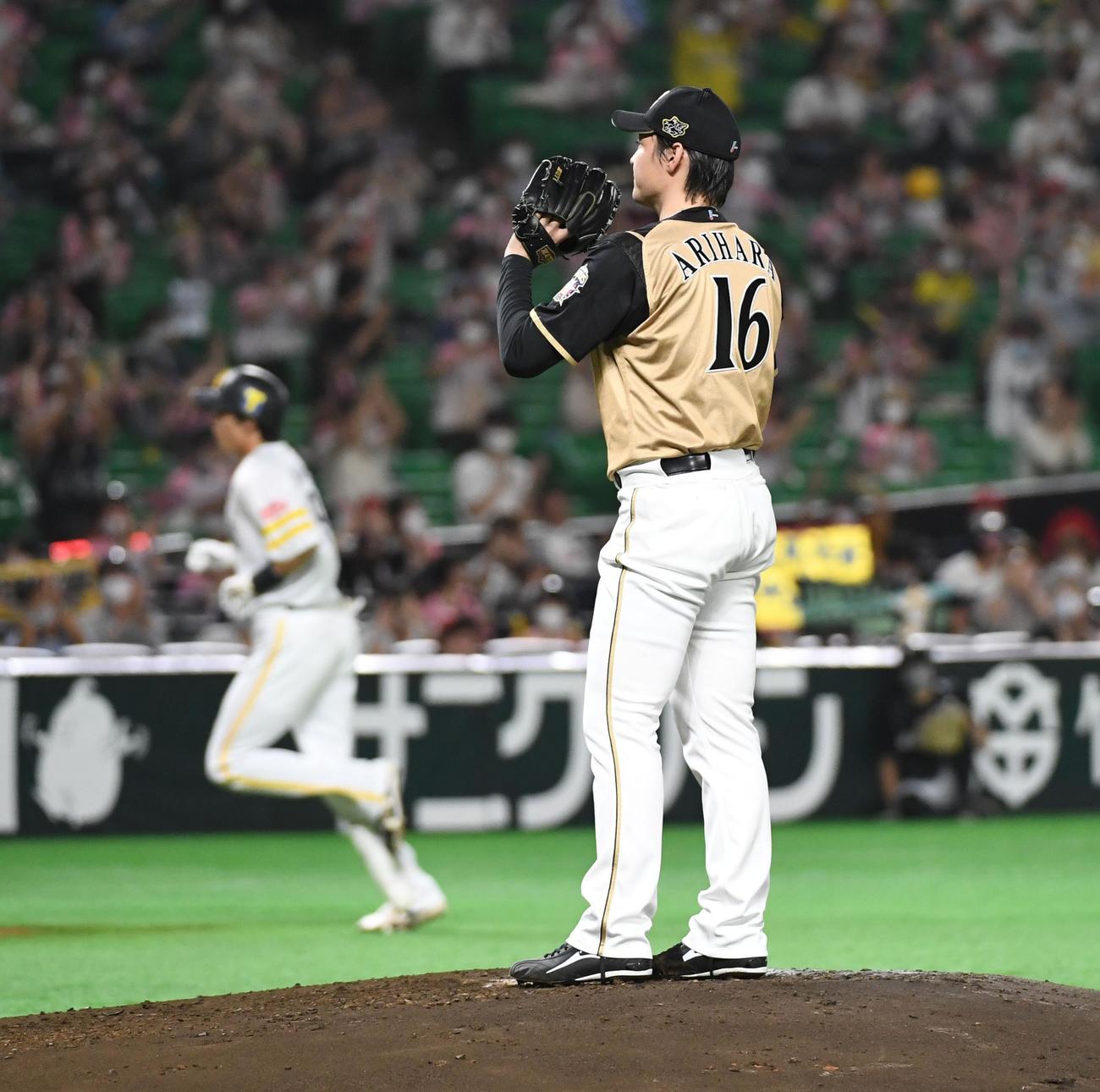 ソフトバンク対日本ハム　2回裏ソフトバンク無死、先発の有原は柳田に先制のソロ本塁打を浴びる（撮影・今浪浩三）