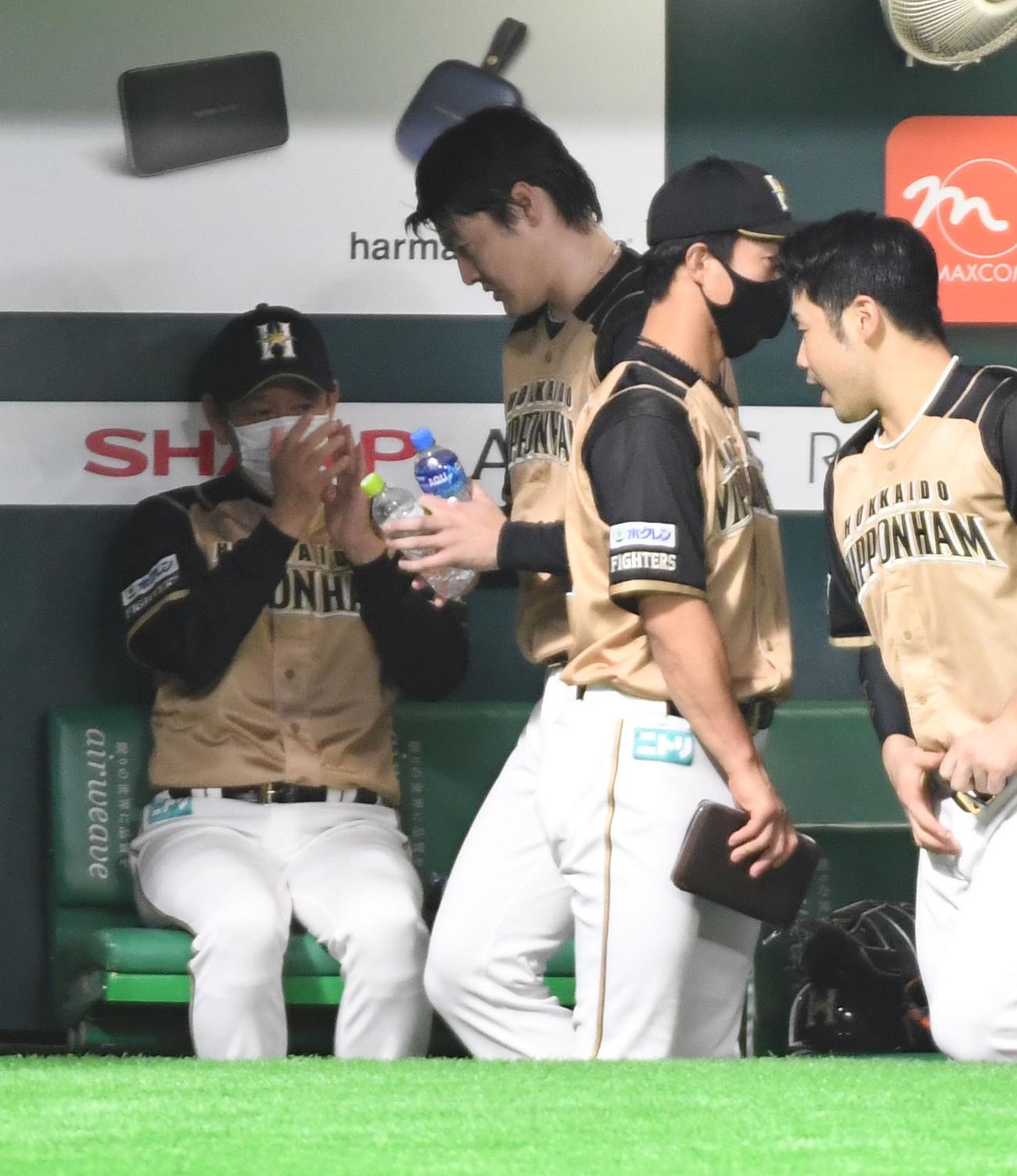 ソフトバンク対日本ハム　有原に拍手を送る栗山監督（撮影・今浪浩三）