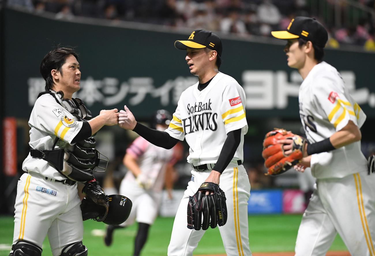 6回表日本ハム2死一塁、先発の東浜（中央）は日本ハム近藤を遊ゴロに打ち取り甲斐（左）に声をかける（撮影・今浪浩三）