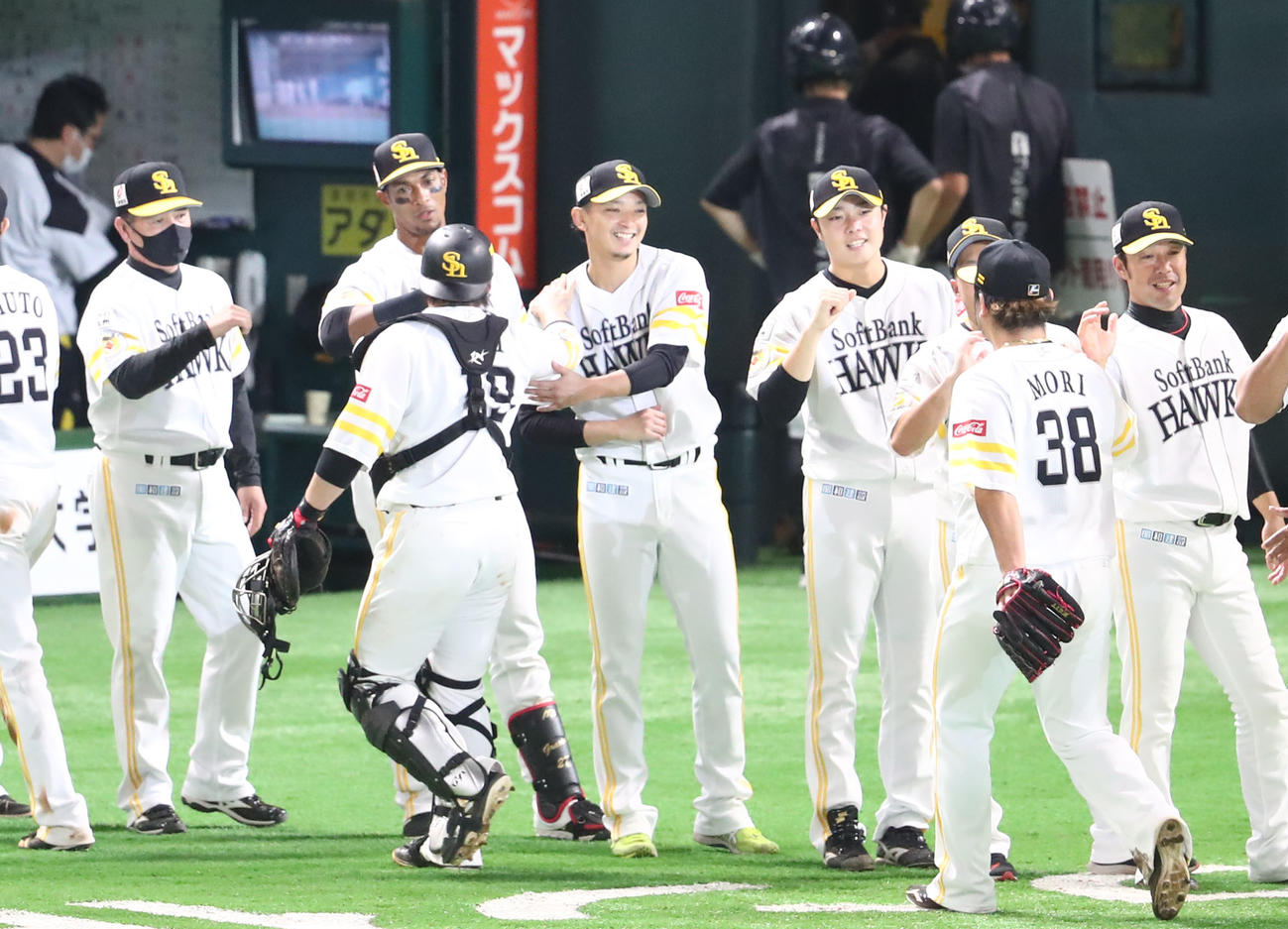日本ハムに連勝したソフトバンク。勝利投手の東浜巨はナインを笑顔で迎える（撮影・梅根麻紀）