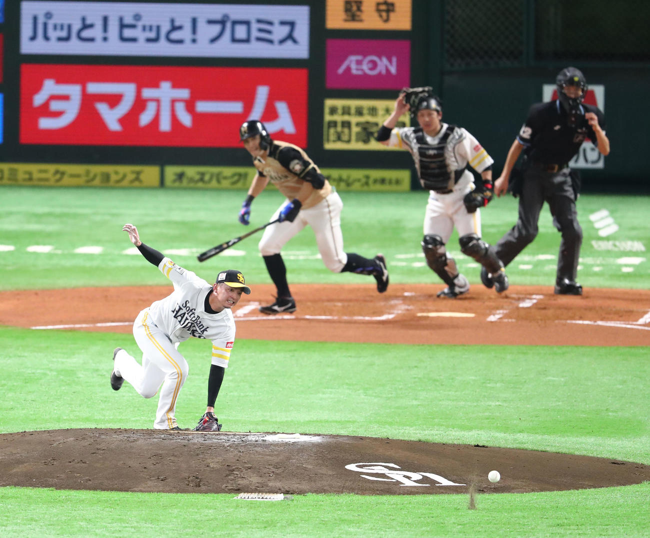 ソフトバンク対日本ハム　2回表日本ハム無死一塁、大田泰示の打球に食らいつく東浜巨、遊ゴロに仕留める（撮影・梅根麻紀）