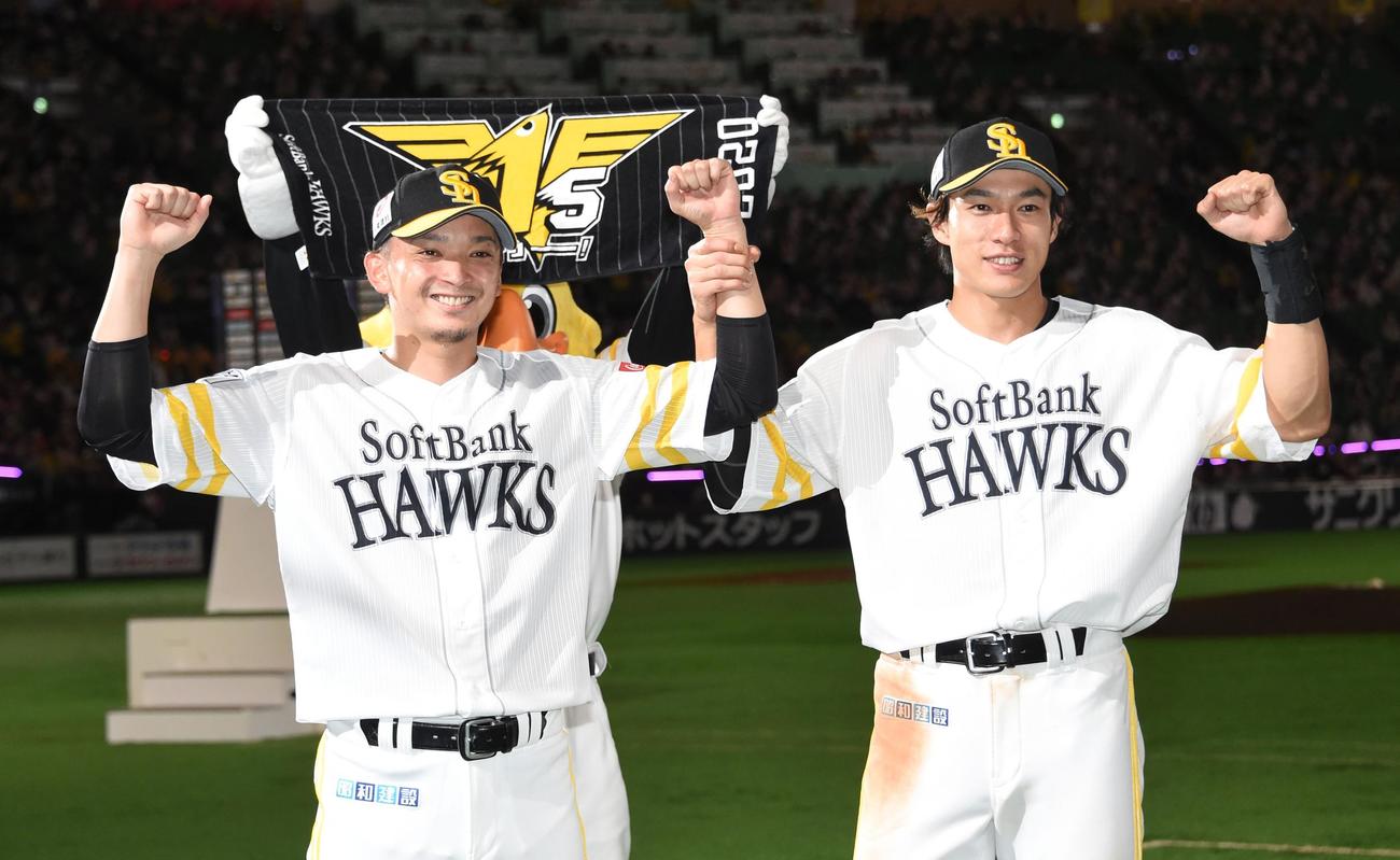 ソフトバンク対日本ハム　6勝目を挙げた東浜（左）と先制本塁打を放った柳田は笑顔でガッツポーズ（撮影・今浪浩三）