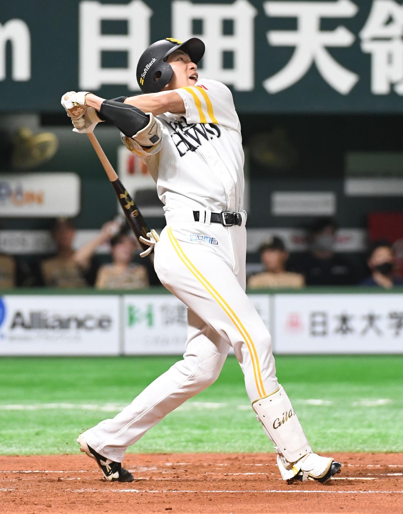 2回裏ソフトバンク無死、柳田は左越えに先制の25号ソロ本塁打を放つ（撮影・今浪浩三）
