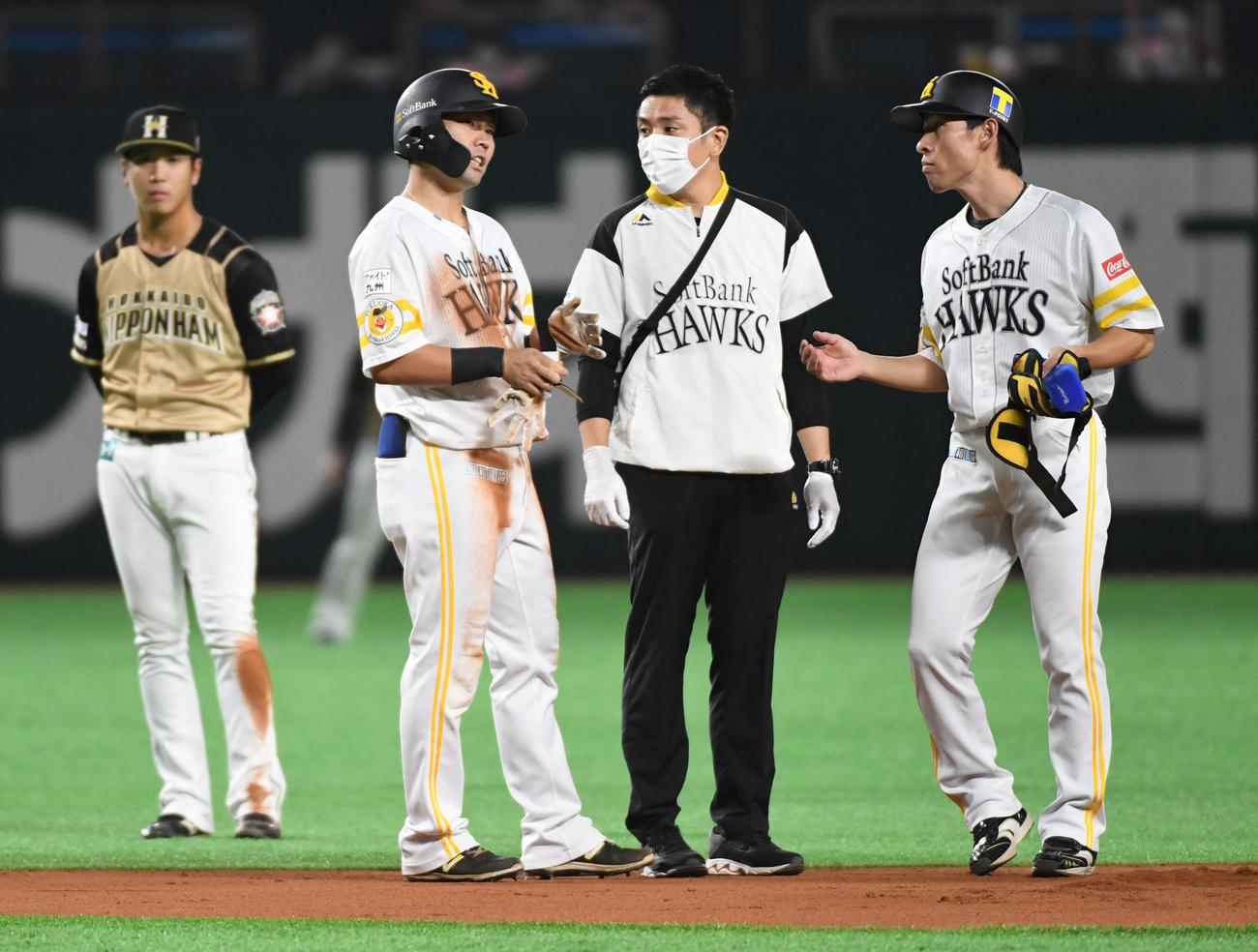 ソフトバンク対日本ハム　6回裏ソフトバンク1死、中村晃は右翼線打を放ち二塁ヘッドスライディングするも交代する（撮影・今浪浩三）