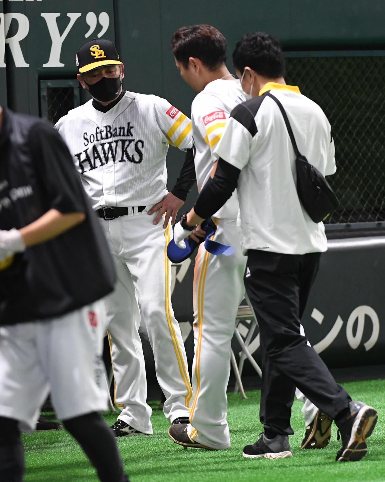 ソフトバンク対日本ハム　6回裏ソフトバンク1死、中村晃は右翼線打を放ち二塁ヘッドスライディングするも交代する（撮影・今浪浩三）