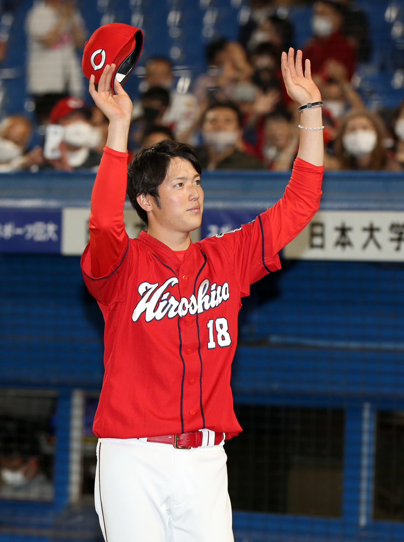 ヤクルト対広島　試合後、ファンの声援に応える森下（撮影・狩俣裕三）