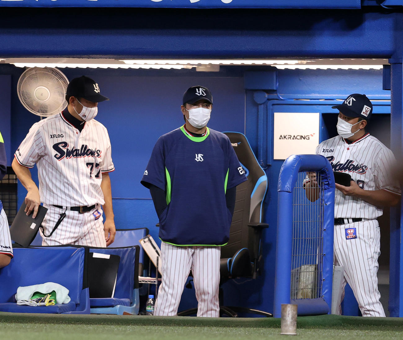 ヤクルト対広島　試合後、ぶぜんとした表情を見せる高津監督（中央）（撮影・狩俣裕三）