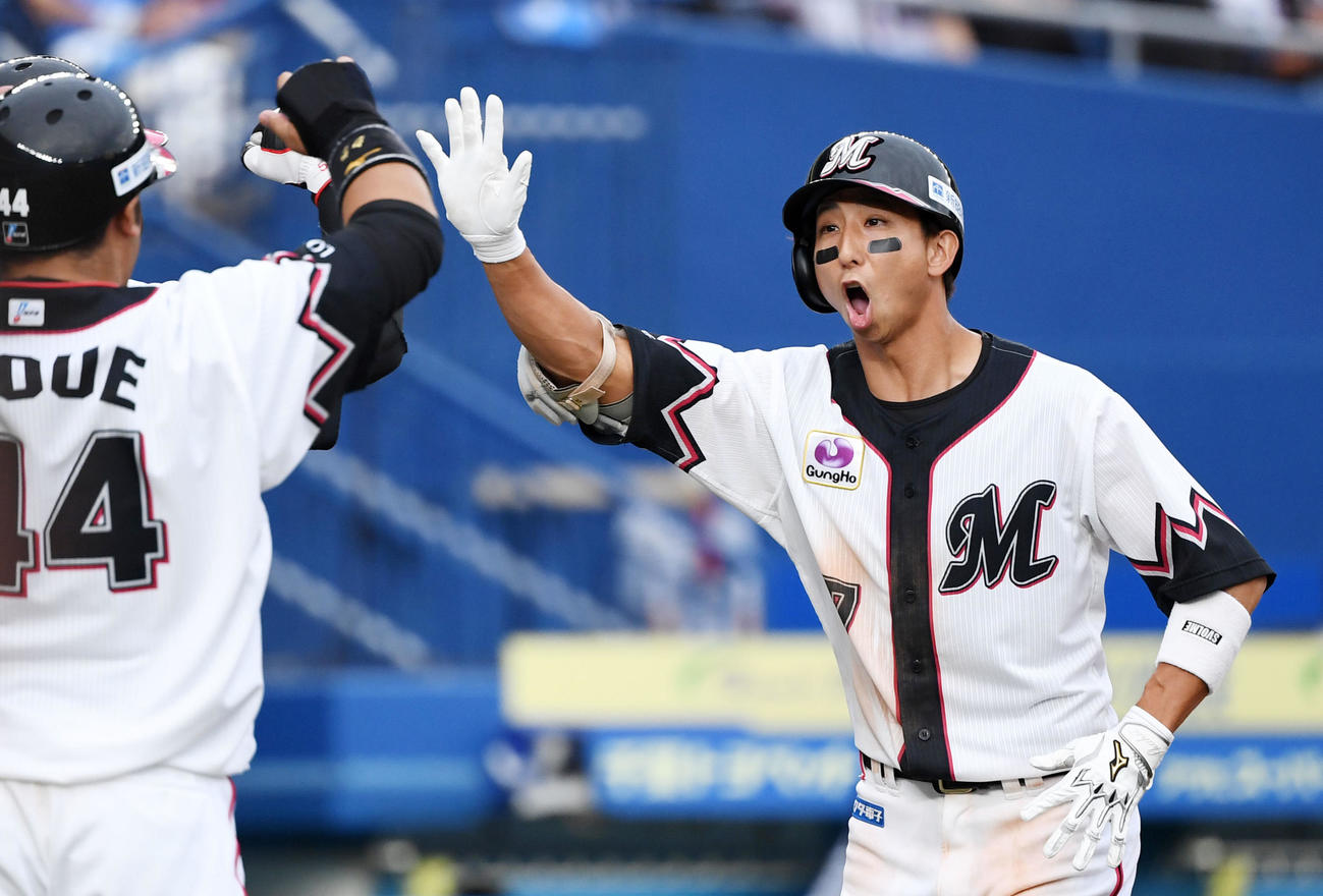 ロッテ対西武　6回裏ロッテ無死一、二塁、右越え3点本塁打を放ちナインとタッチを交わす福田秀（撮影・横山健太）