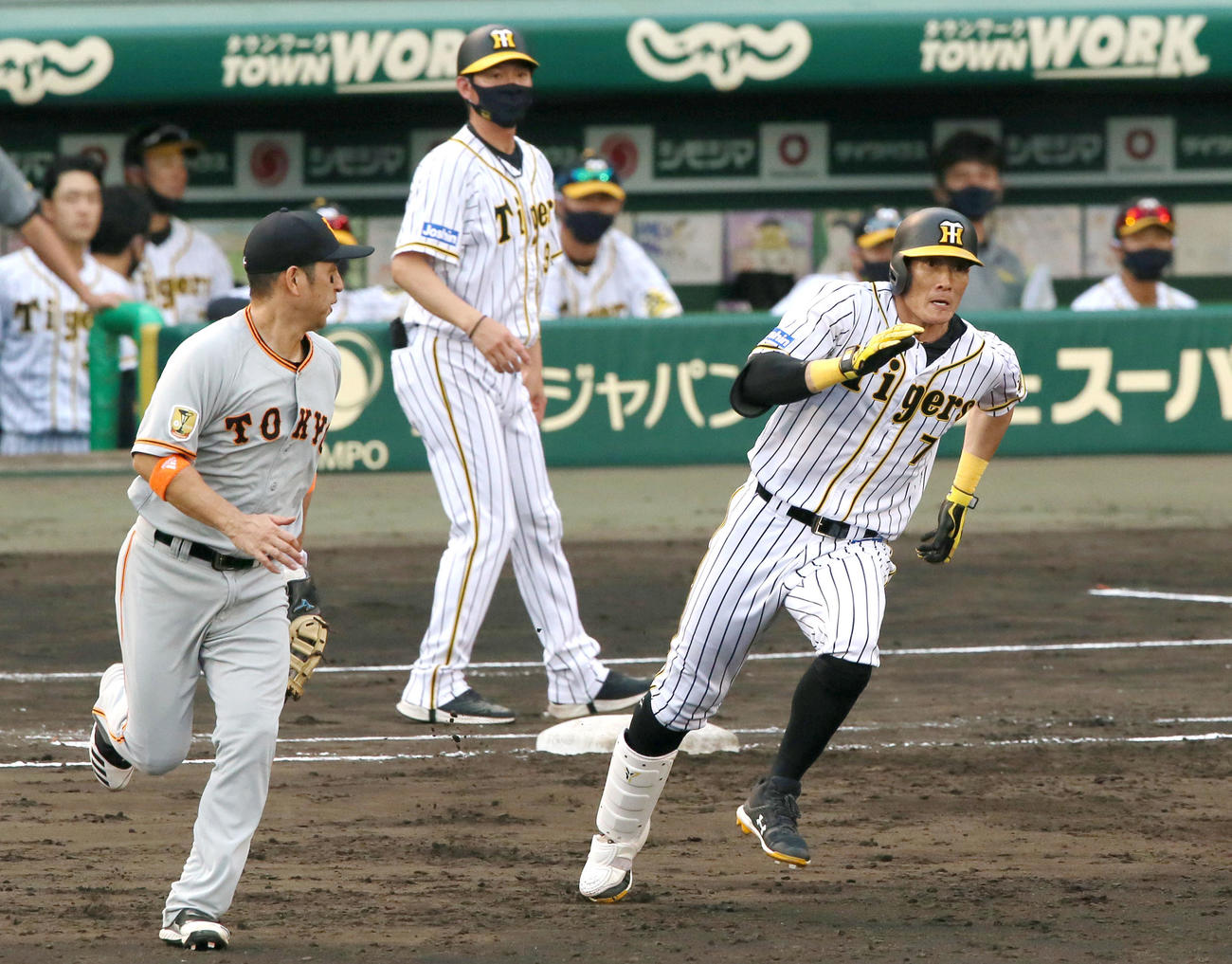 阪神対巨人19回戦　5回裏阪神無死、糸井嘉男は左に二塁打を放ち二塁に向かう（撮影・上山淳一）