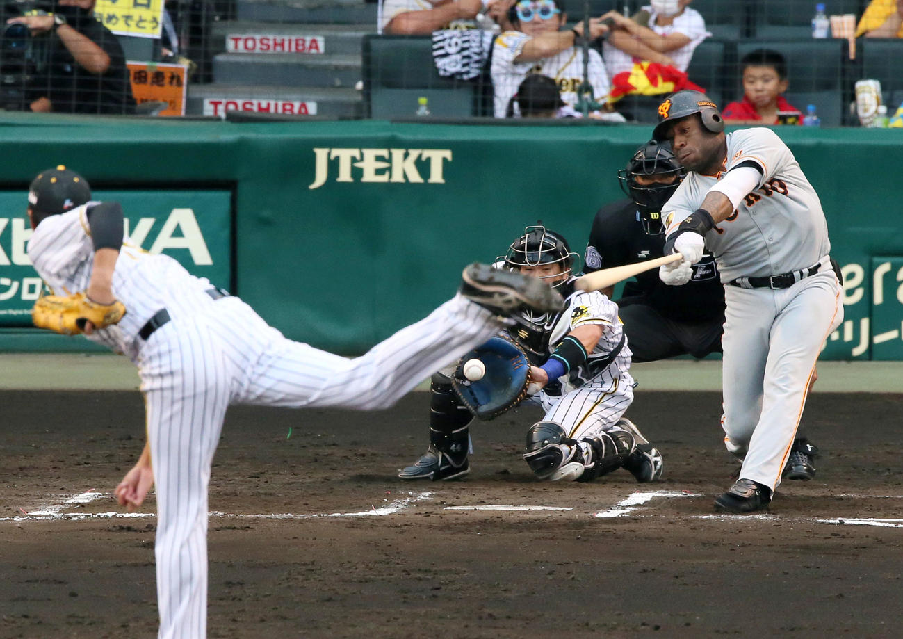 阪神対巨人19回戦　6回表巨人2死一、二塁、藤浪晋太郎はゼラス・ウィーラーを空振り三振に仕留める（撮影・上山淳一）