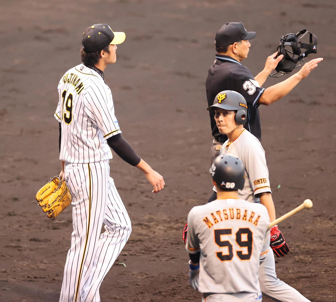 阪神対巨人　7回表巨人1死一、三塁、吉川尚輝に適時二塁打を打たれる藤浪晋太郎（撮影・清水貴仁）