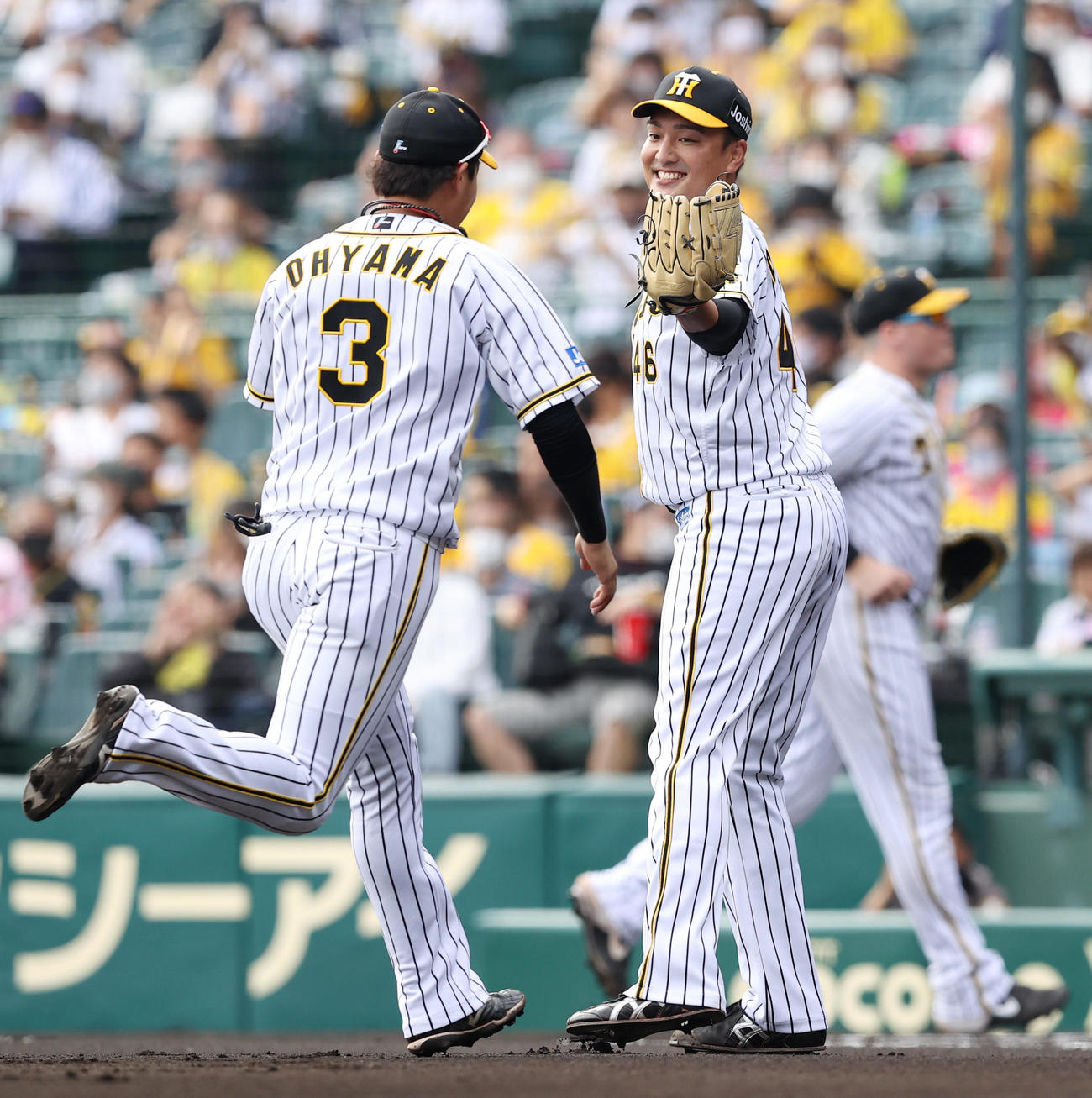 阪神対巨人　1回表巨人2死、坂本の打球を好捕した大山（左）を笑顔で出迎える秋山（撮影・垰建太）