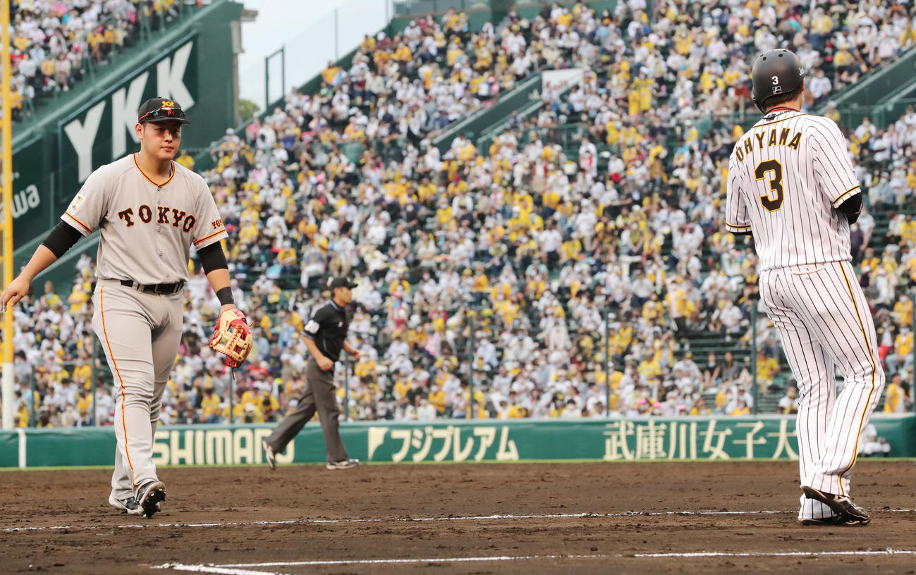 阪神対巨人　5回裏終了時、巨人岡本（左）は阪神大山を視線で追う（撮影・垰建太）