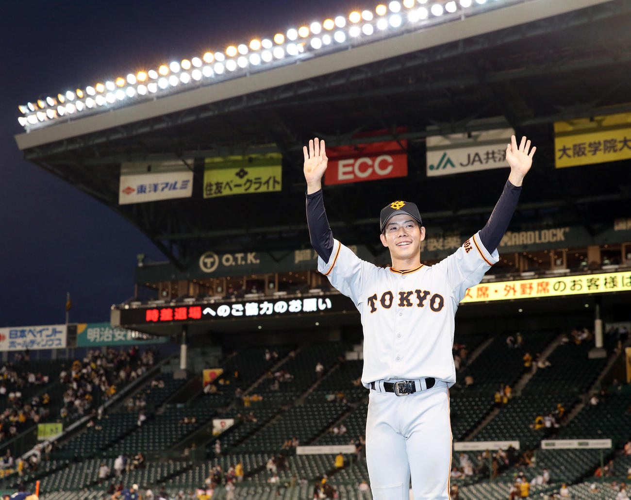 阪神対巨人　ヒーローインタビューを終えファンに笑顔で手を振る巨人松原（撮影・垰建太）