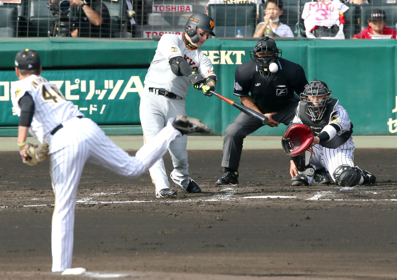 阪神対巨人　2回表巨人1死、丸は先制の中越え本塁打を放つ（撮影・上山淳一）