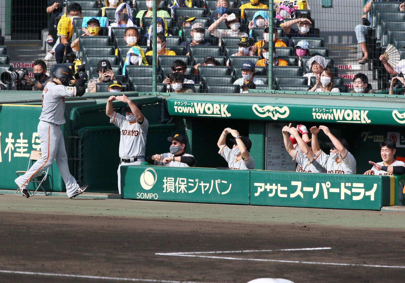 2回表巨人1死、丸（左）は先制の中越え本塁打を放ち原監督（左から3人目）らベンチの出迎えを受ける（撮影・上山淳一）
