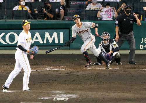 阪神対巨人19回戦　9回表巨人無死一塁、若林晃弘は左越え2点本塁打を放つ（撮影・上山淳一）