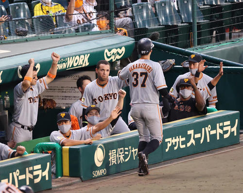 阪神対巨人　9回表巨人無死一塁、左越え2点本塁打を放ち生還する若林晃弘（撮影・清水貴仁）