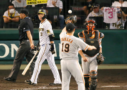 阪神対巨人19回戦　9回裏阪神2死一、二塁、大山悠輔（左から2人目）は見逃し三振に終わりゲームセット（撮影・上山淳一）