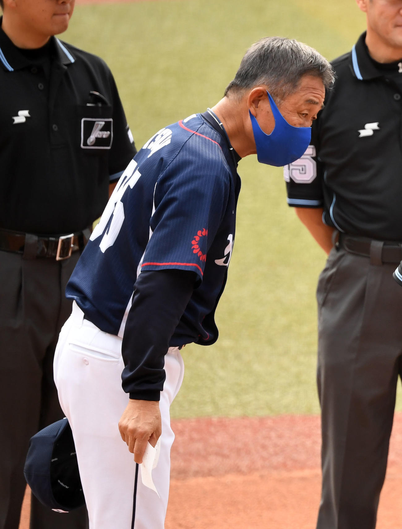 ロッテ対西武　メンバー表交換をする西武辻監督（撮影・横山健太）