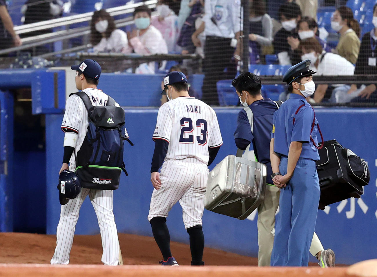 ヤクルト対広島　試合後、歩いて球場を引き揚げる青木（中央）。左は山田哲（撮影・狩俣裕三）