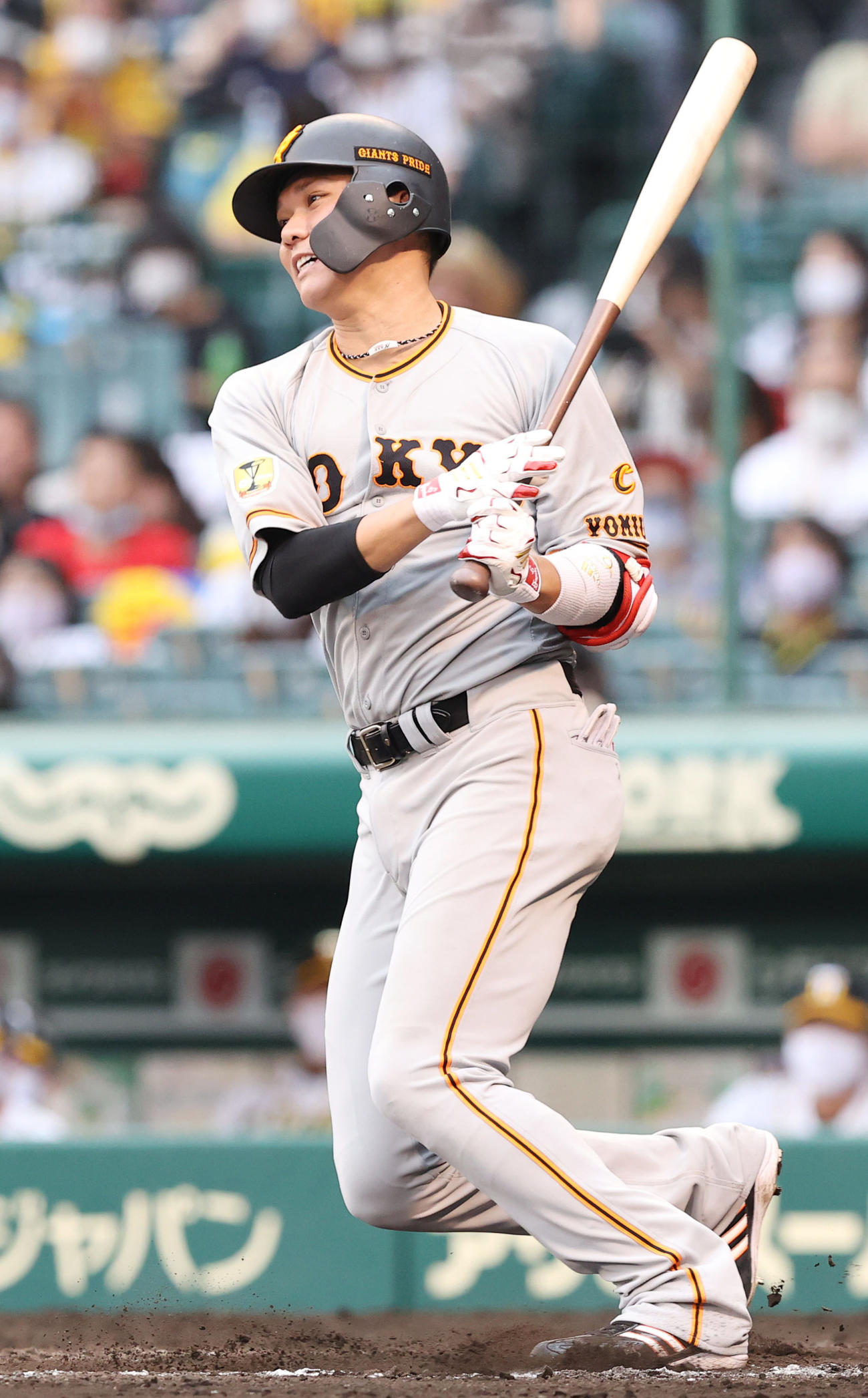 8回表巨人2死満塁、左翼に適時打を放つ坂本（撮影・垰建太）