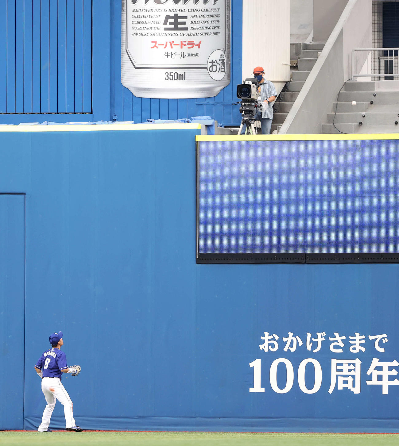 DeNA対中日　7回裏DeNA1死一塁、オースティンは中越え本塁打の打球（撮影・鈴木正人）