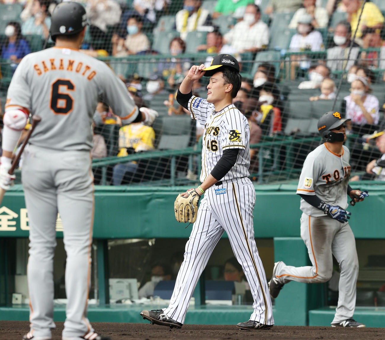 阪神対巨人　2回表巨人2死一塁、松原の適時打で吉川尚（右）の生還を許し悔しがる秋山（中央）（撮影・垰建太）