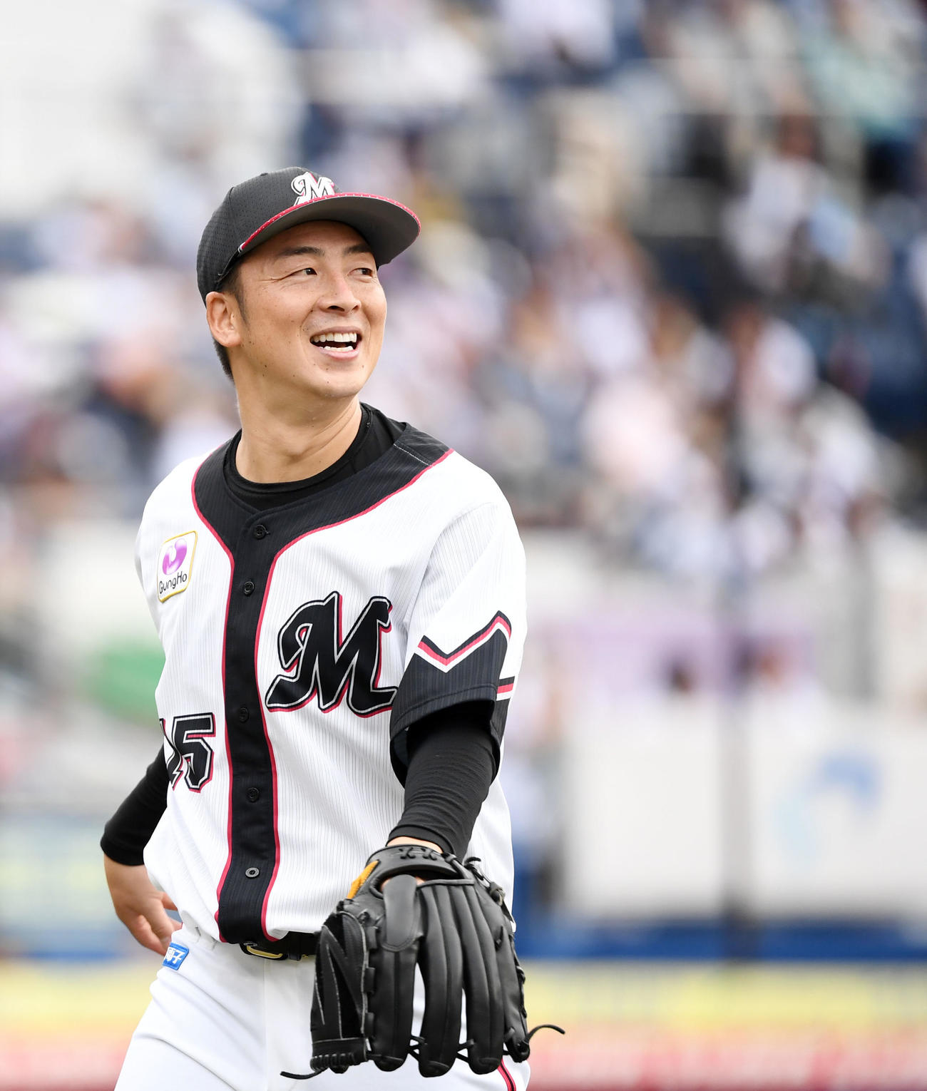ロッテ対西武　8回表を無失点に抑え笑顔でベンチへ引き揚げるロッテ美馬（撮影・横山健太）